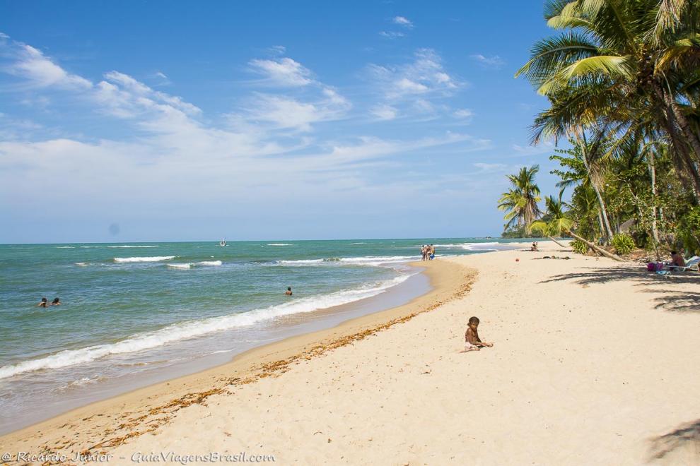 Imagem das areias brancas e mar calmo, ideal pra famílias com crianças.